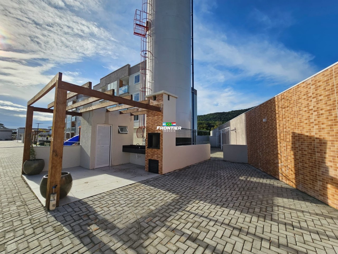 02 Quartos em condom�nio com lazer.