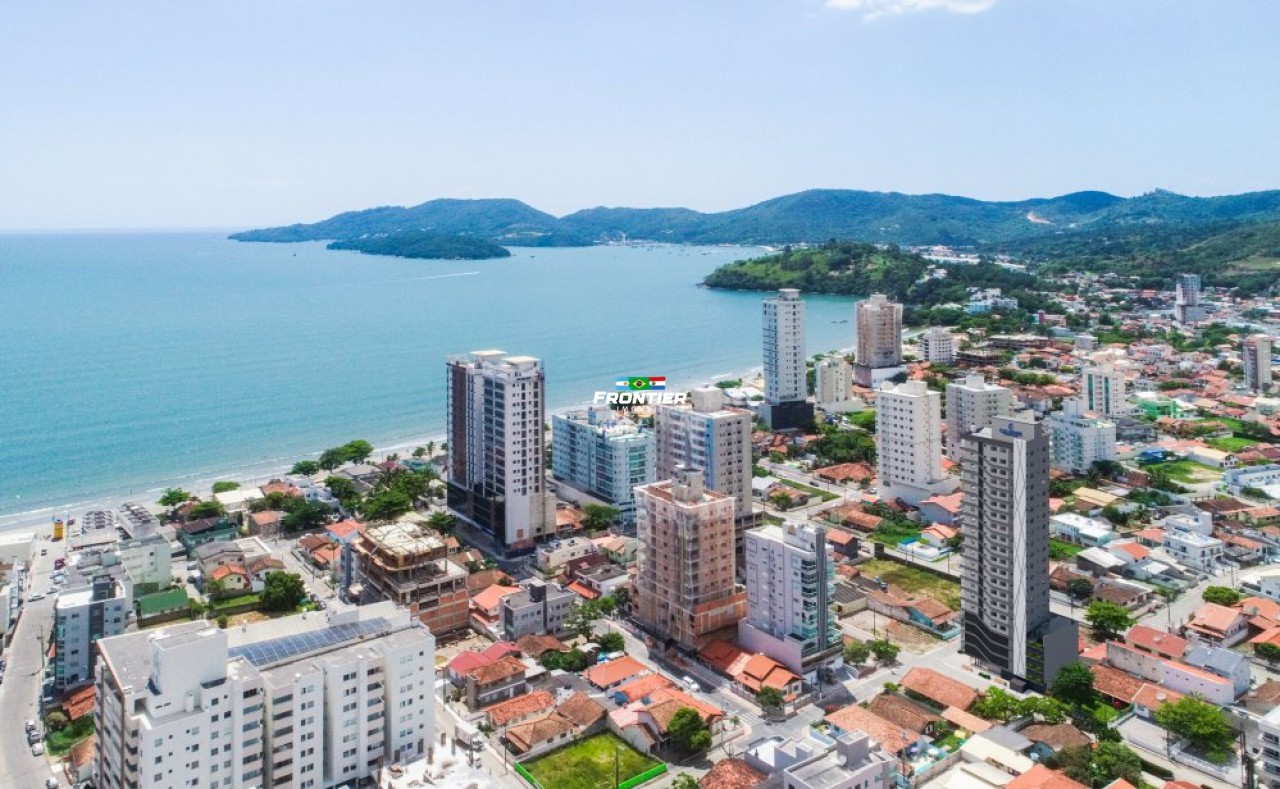 03 Su�tes � 250 metros do mar Bal. Perequ�