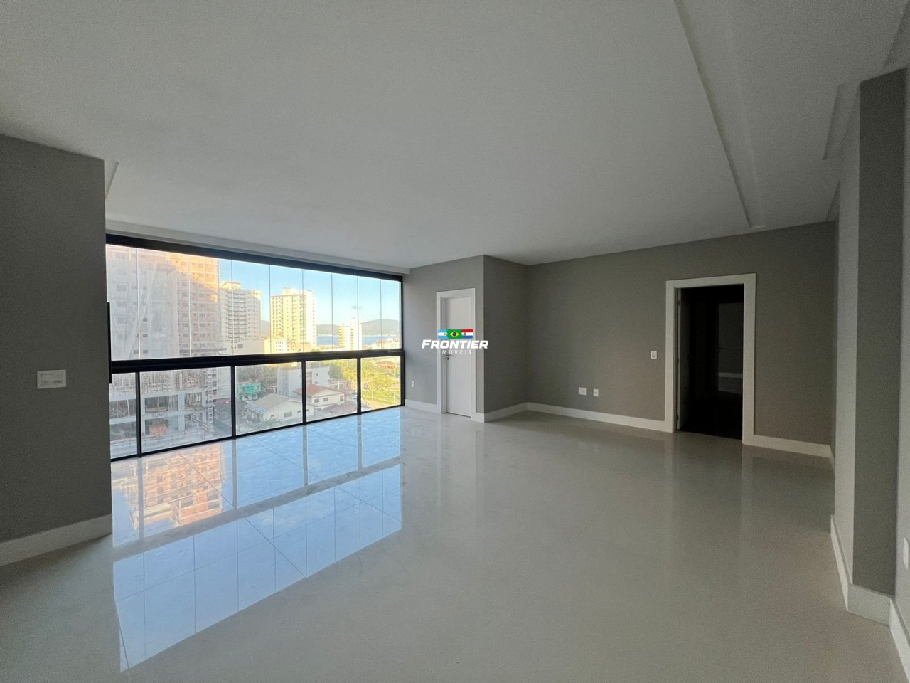 03 Su�tes pronto, 350 metros do mar Perequ�