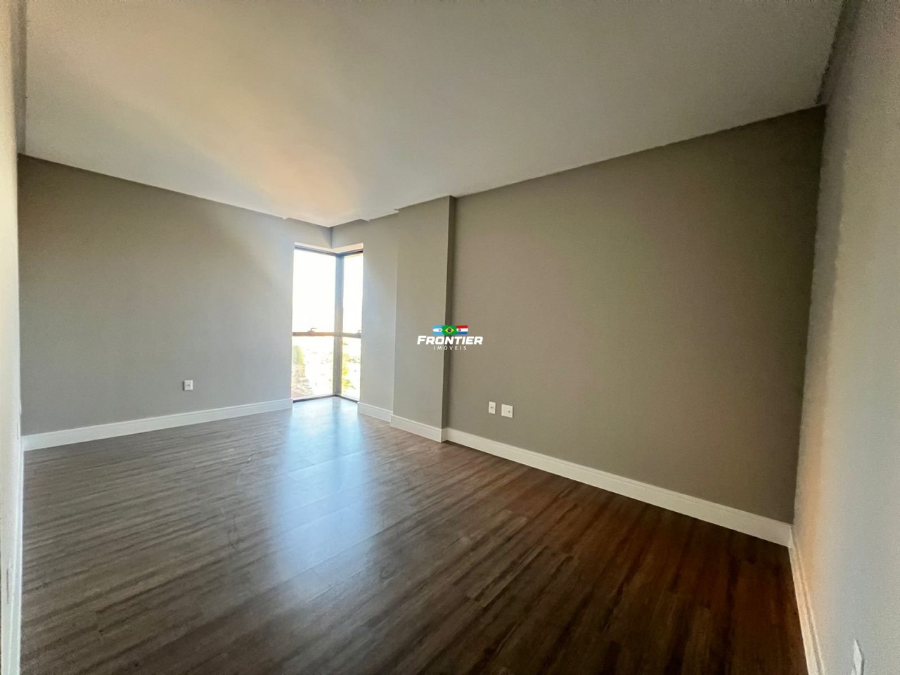 03 Su�tes pronto, 350 metros do mar Perequ�