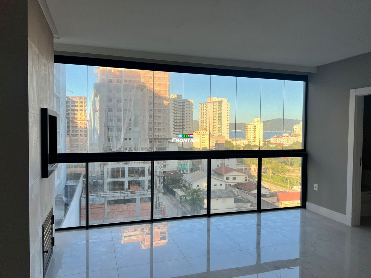 03 Su�tes pronto, 350 metros do mar Perequ�