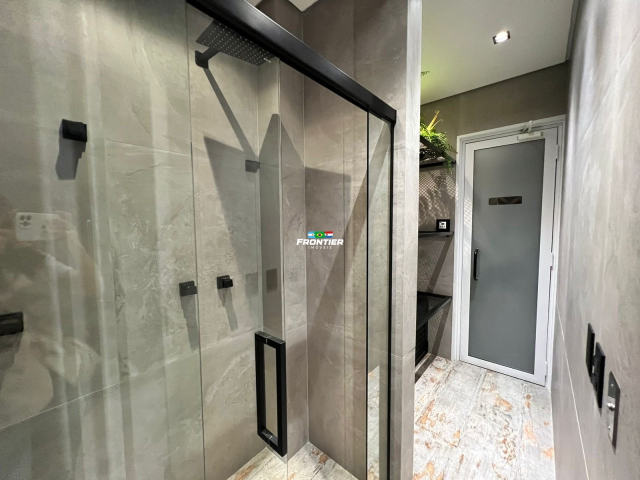 03 Su�tes pronto, 350 metros do mar Perequ�