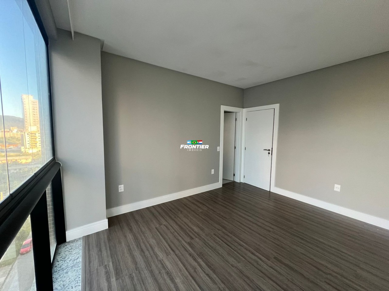 03 Su�tes pronto, 350 metros do mar Perequ�