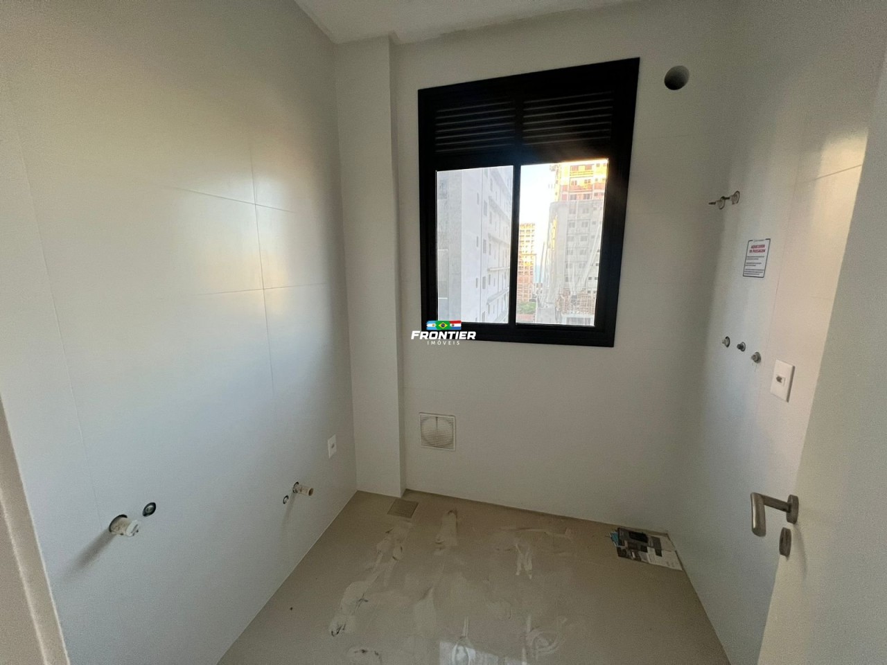 03 Su�tes pronto, 350 metros do mar Perequ�