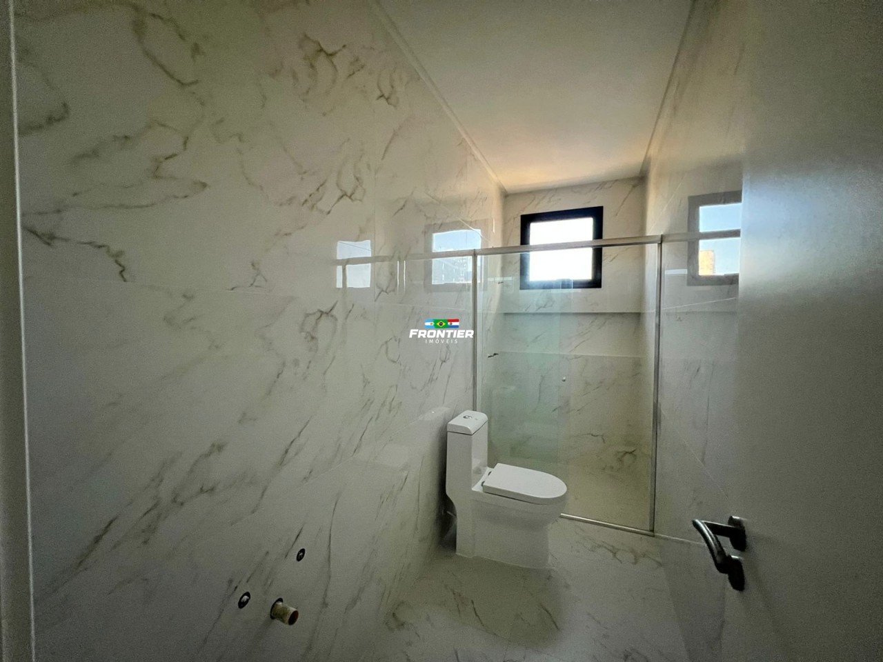 03 Su�tes pronto, 350 metros do mar Perequ�