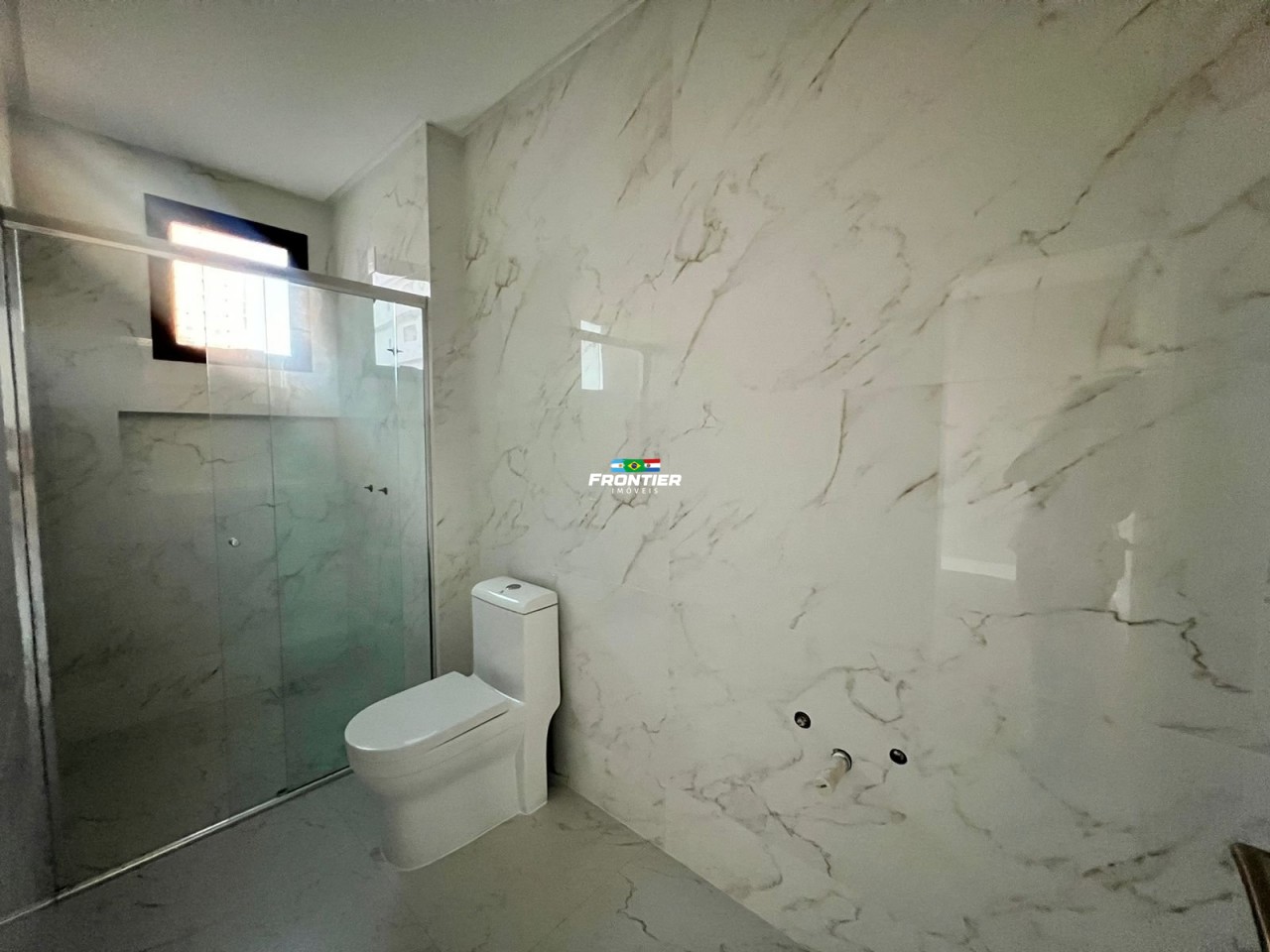 03 Su�tes pronto, 350 metros do mar Perequ�