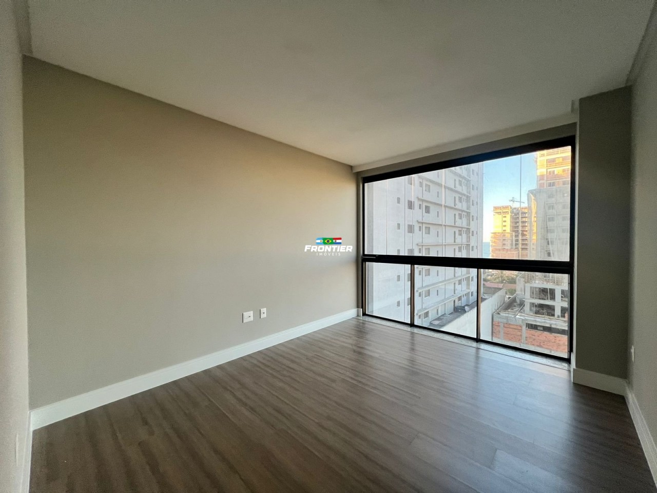 03 Su�tes pronto, 350 metros do mar Perequ�