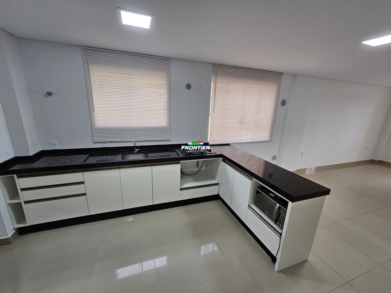 02 Su�tes mobiliado Bal. Perequ�