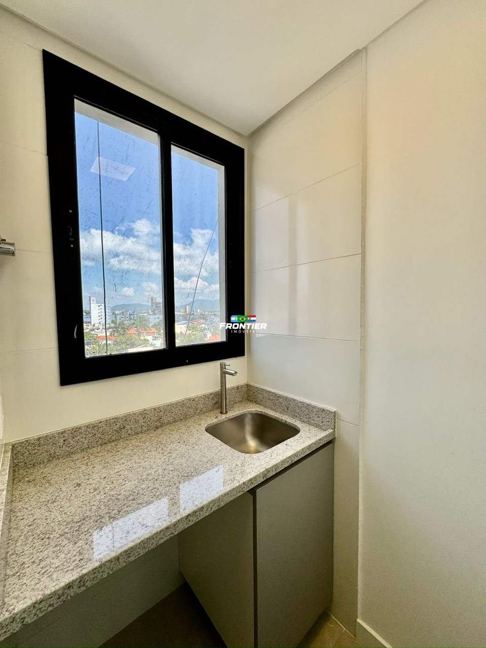 03 Su�tes � 350 metros da praia