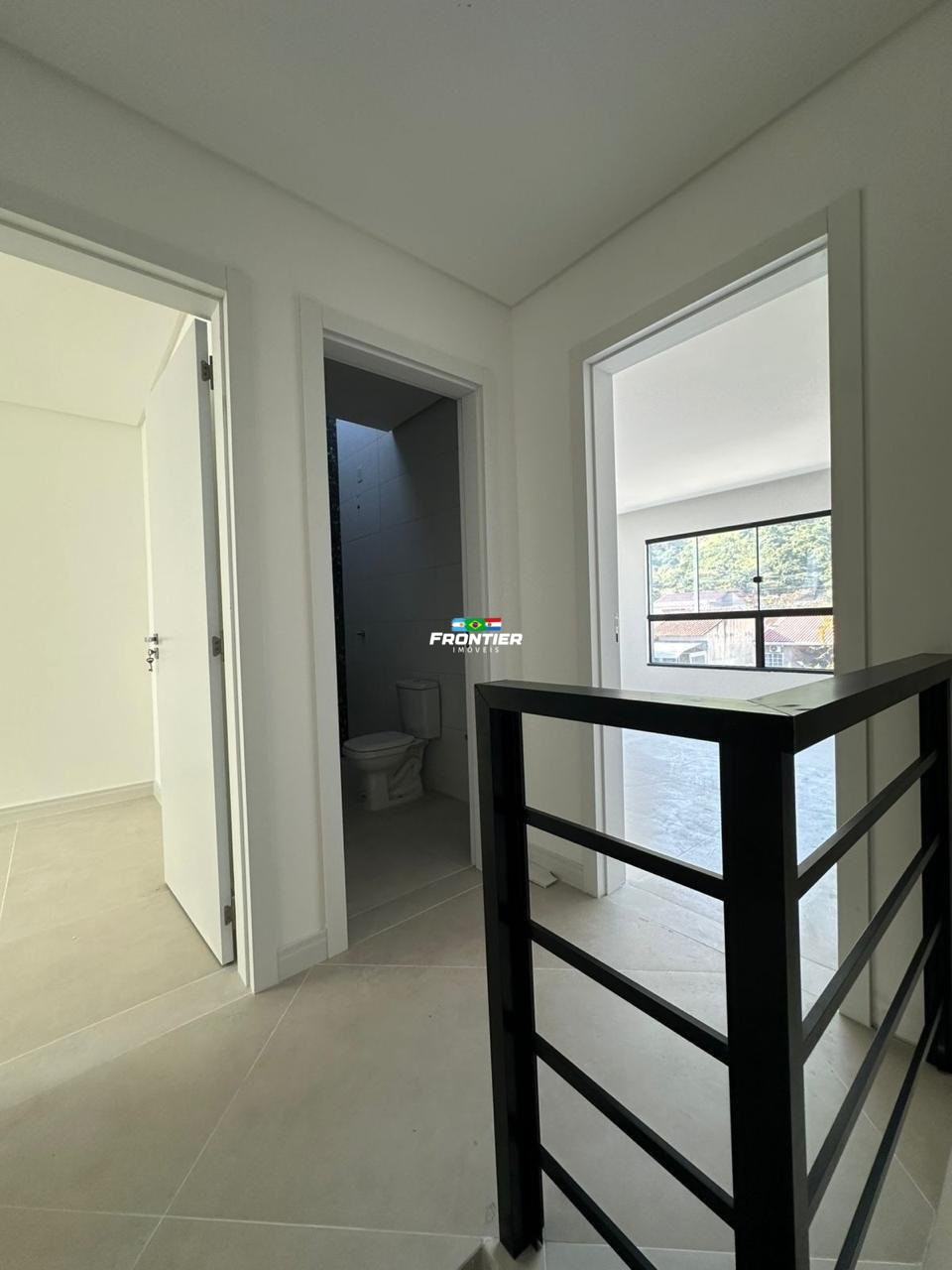 Sobrado de 03 Quartos novo, 800 metros da praia