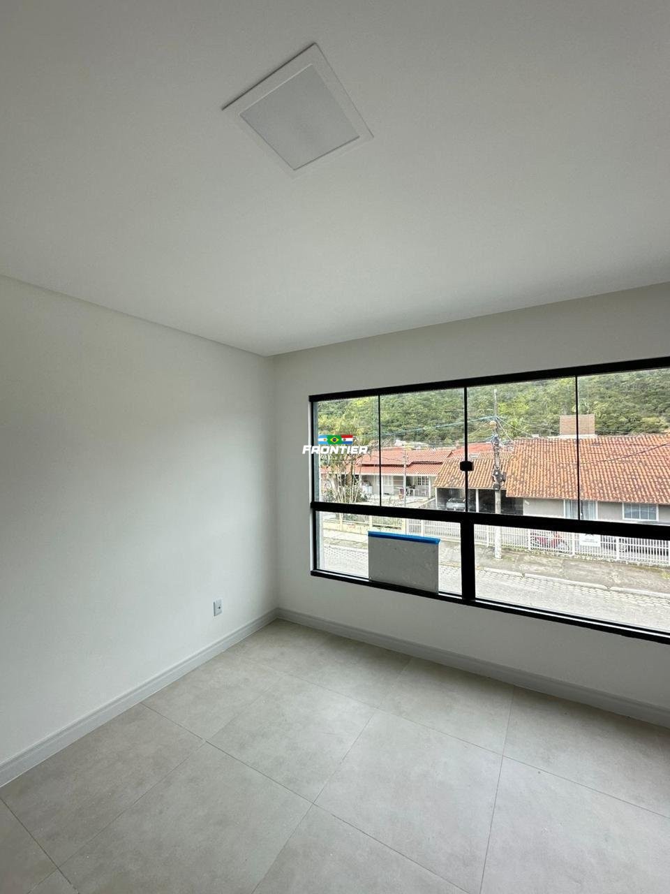 Sobrado de 03 Quartos novo, 800 metros da praia