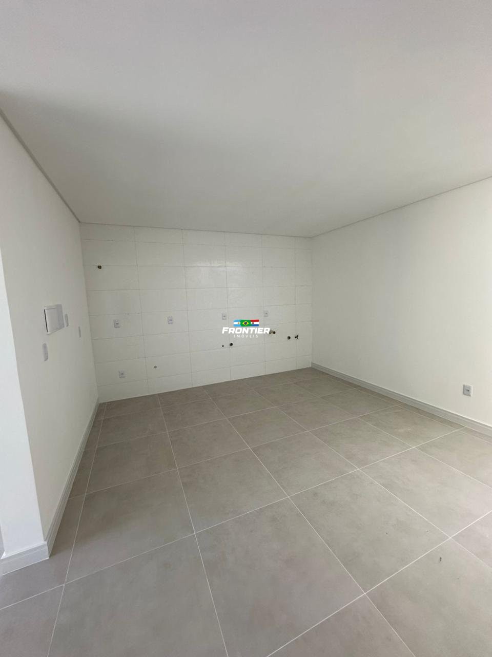 Sobrado de 03 Quartos novo, 800 metros da praia