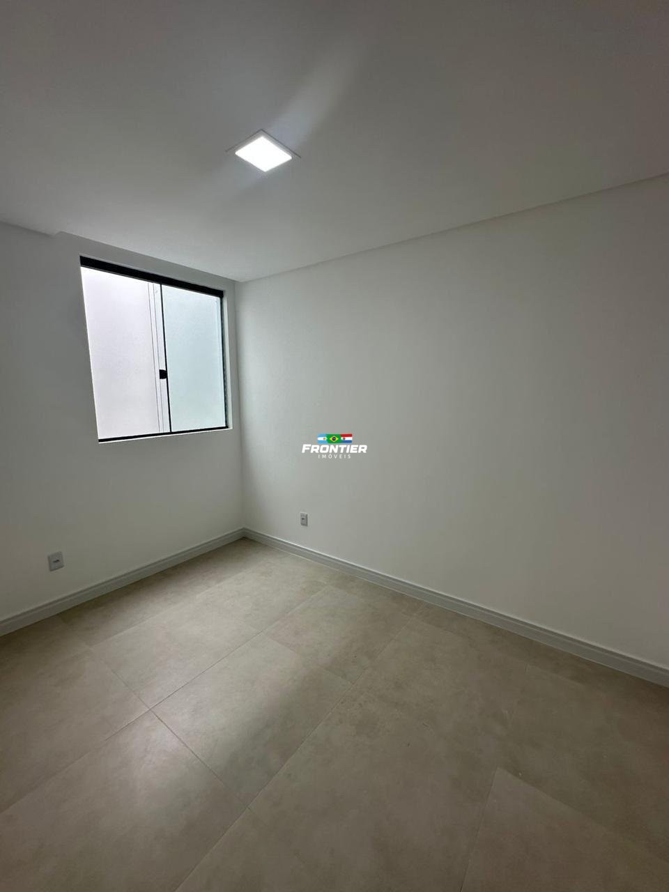 Sobrado de 03 Quartos novo, 800 metros da praia