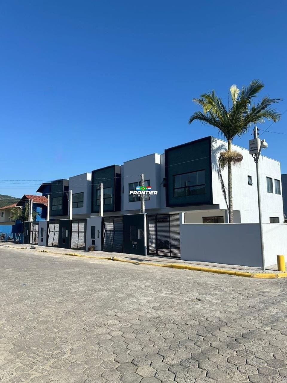 Sobrado de 03 Quartos novo, 800 metros da praia