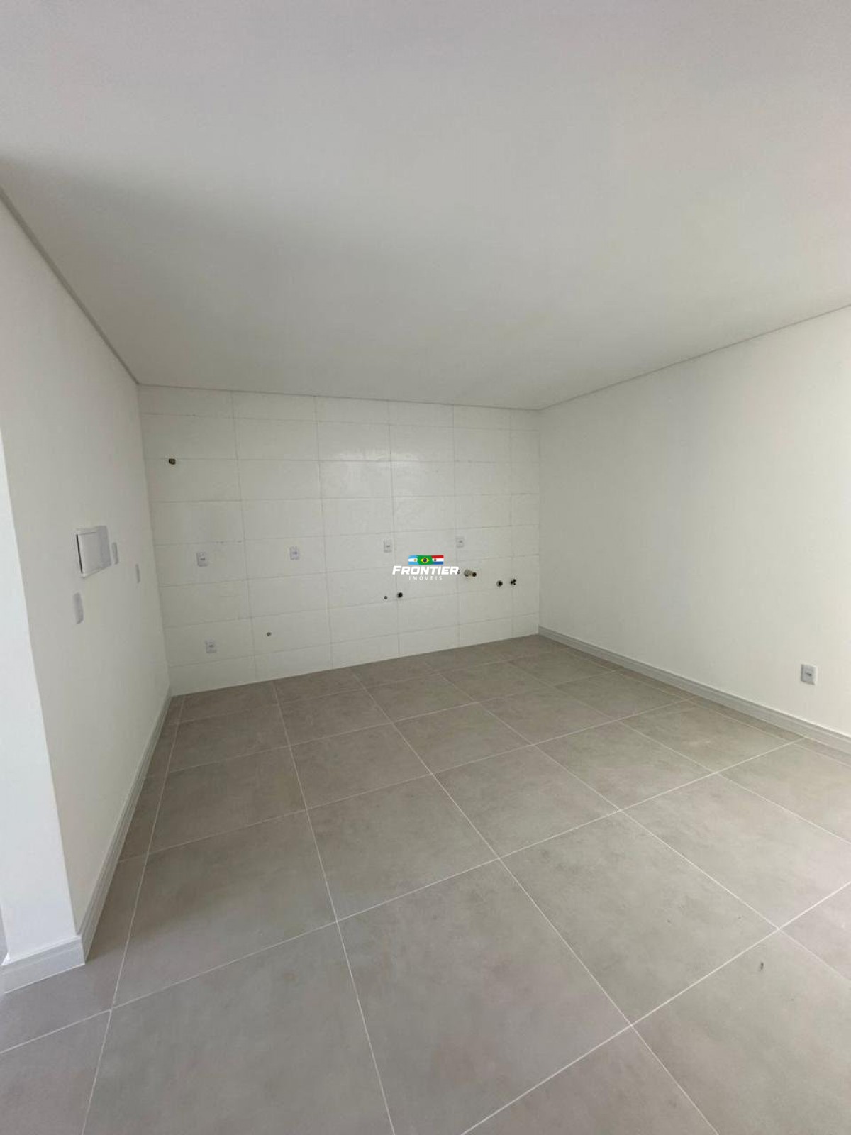 Sobrado de 03 Quartos novo, 800 metros da praia