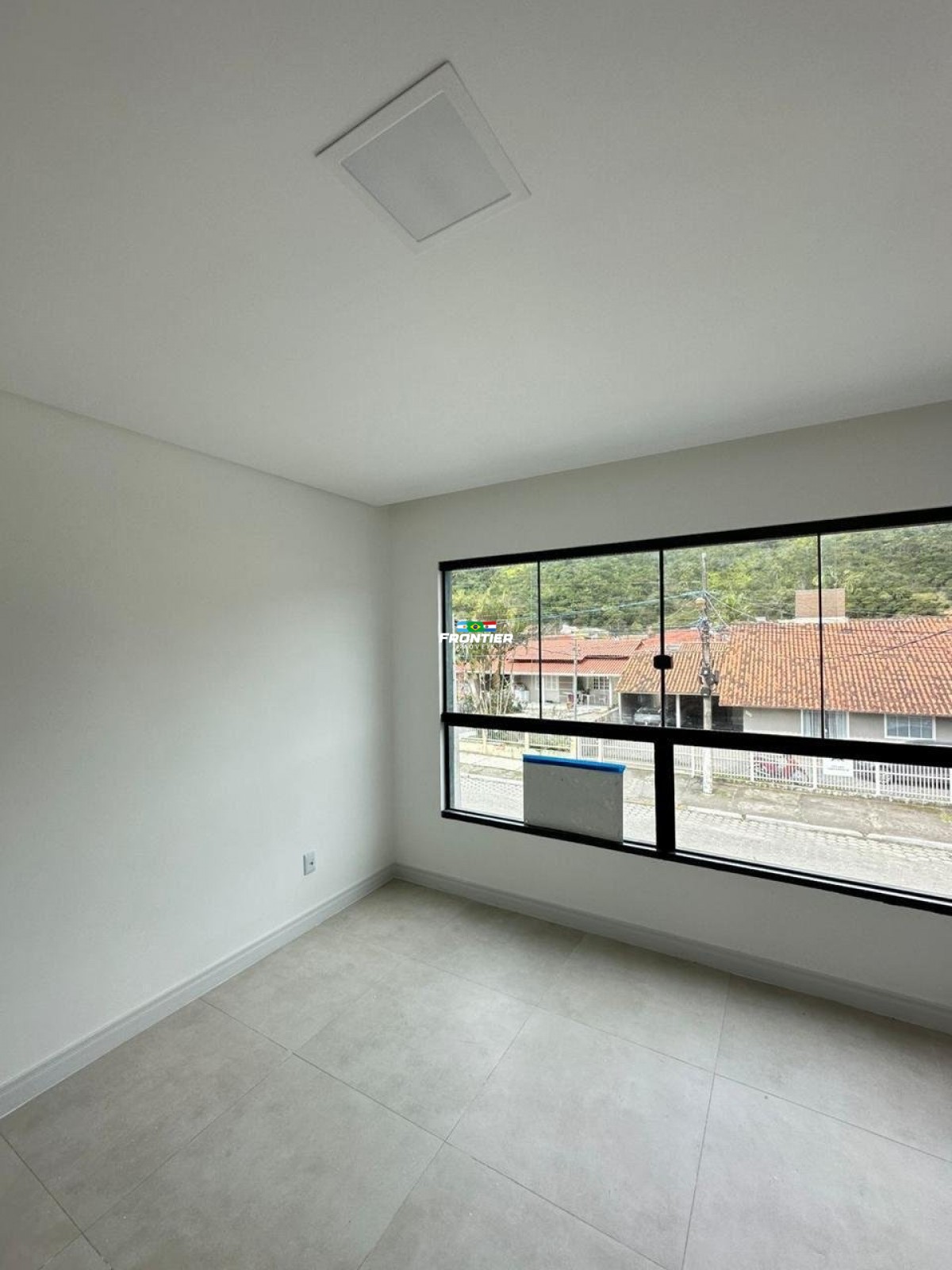 Sobrado de 03 Quartos novo, 800 metros da praia