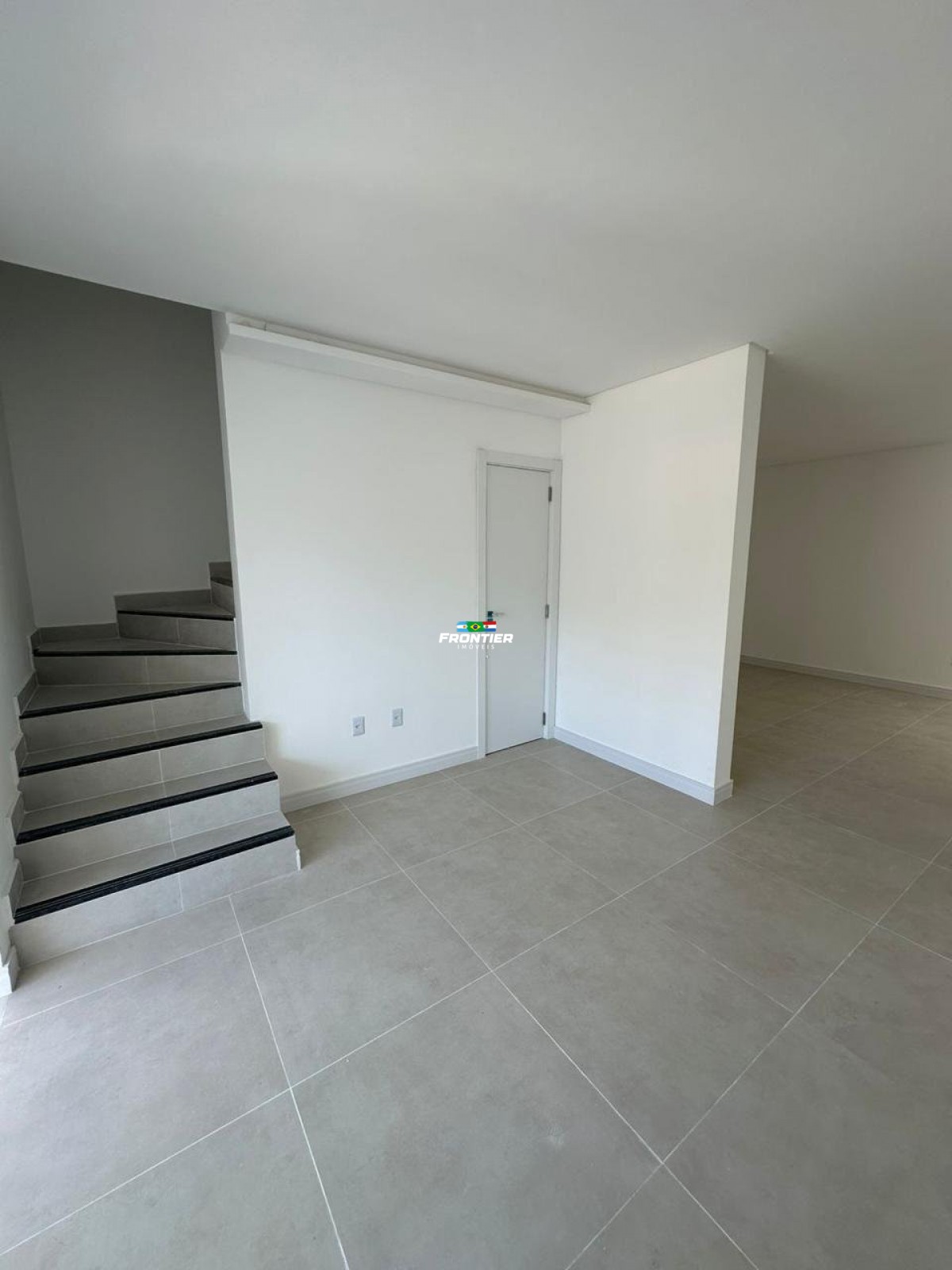 Sobrado de 03 Quartos novo, 800 metros da praia