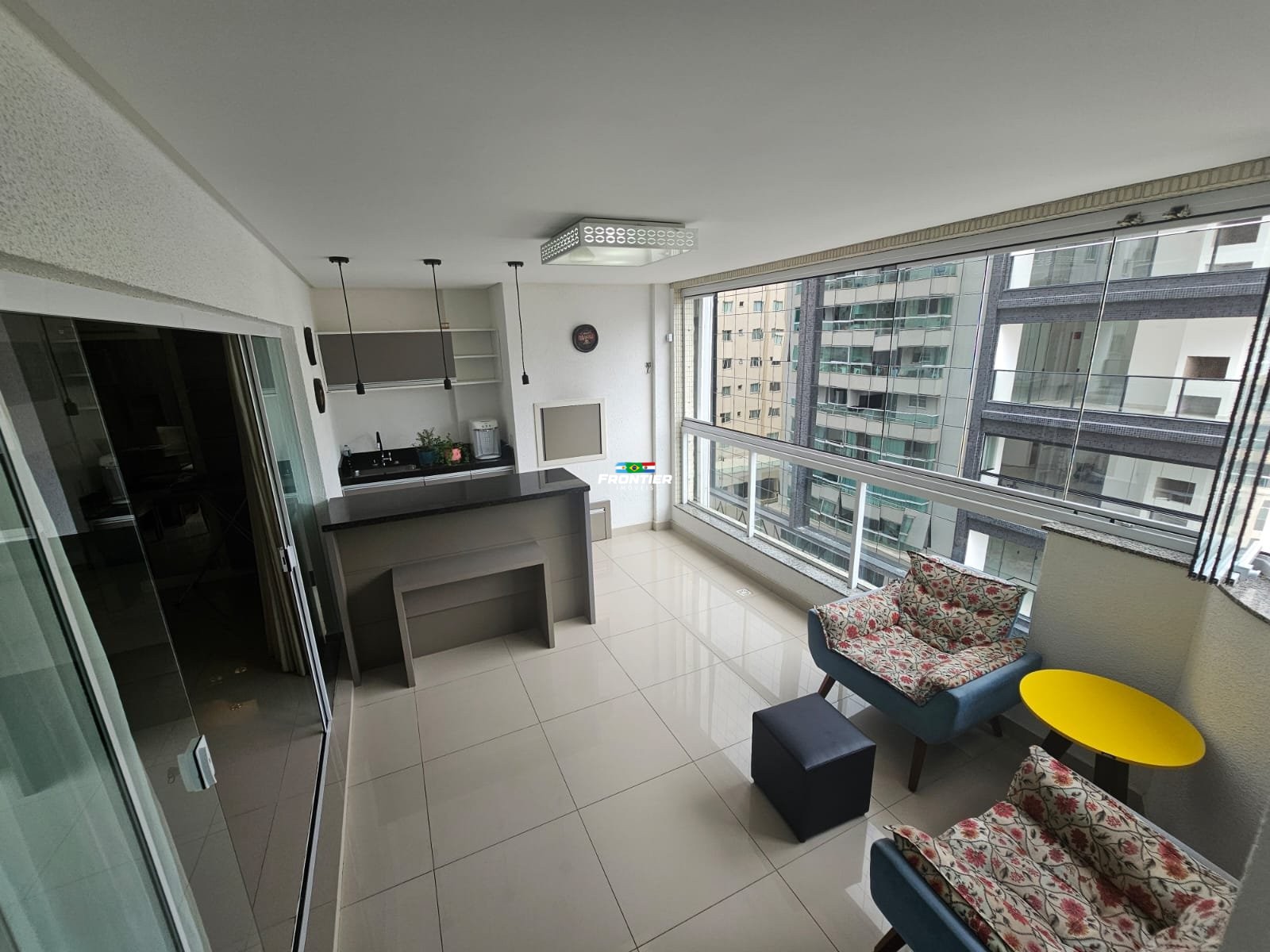 Loca��o anual 03 quartos Meia Praia