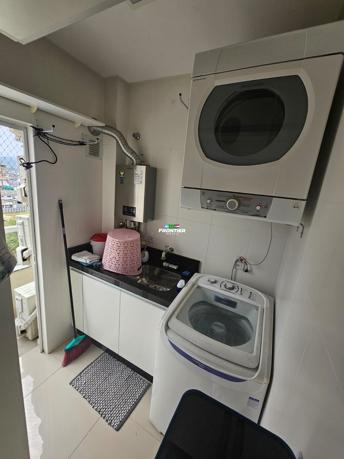 Loca��o anual 03 quartos Meia Praia