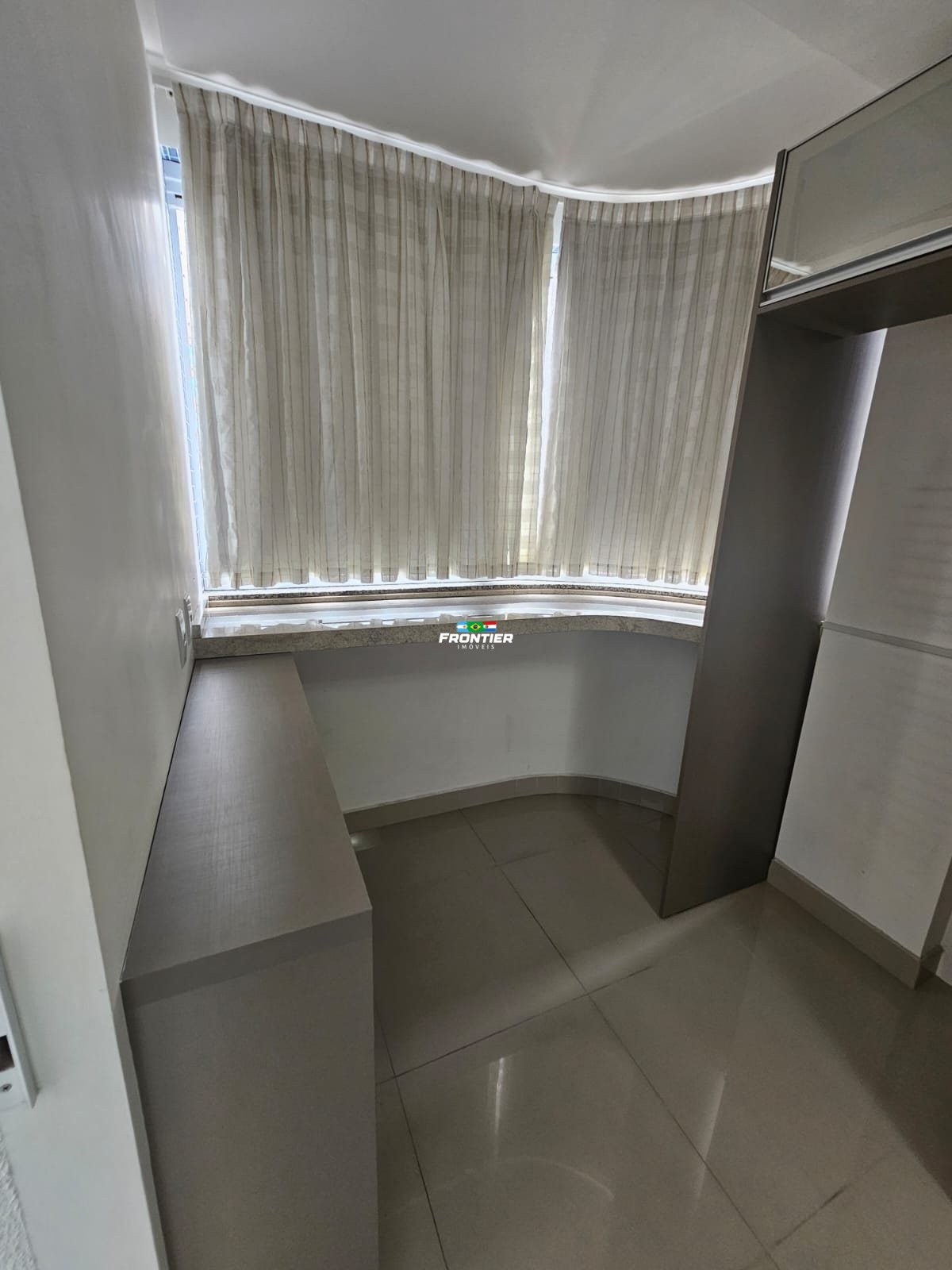 Loca��o anual 03 quartos Meia Praia