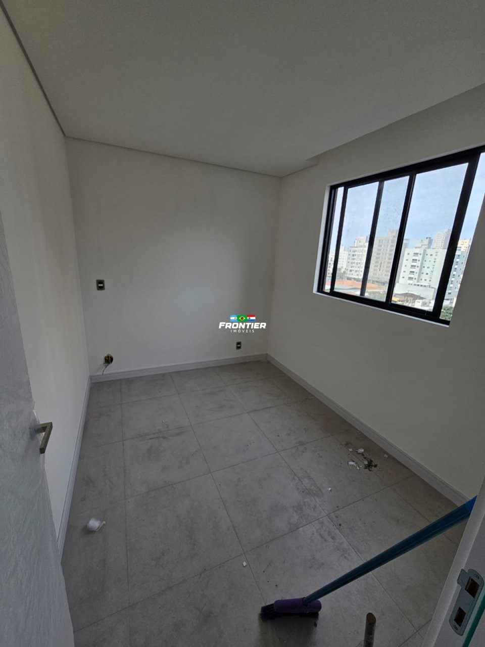 03 Quartos sendo 01 Su�te Itapema SC